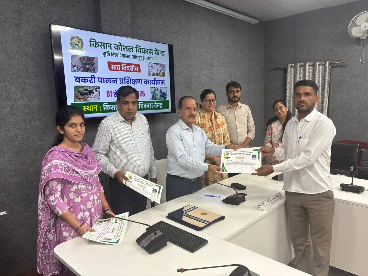 कृषि विश्वविद्यालय किसानों को बताए पशुपालन के वैज्ञानिक तरीके