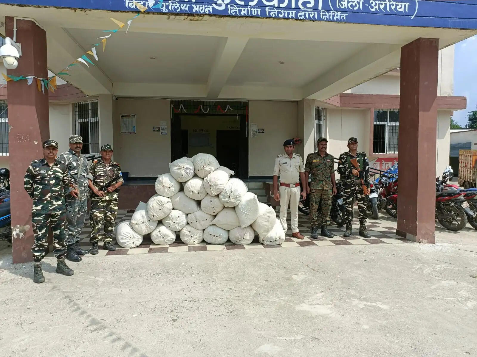 एसएसबी और फुलकाहा पुलिस की संयुक्त कार्रवाई में 517 किलो गांजा और पिकअप वाहन जब्त