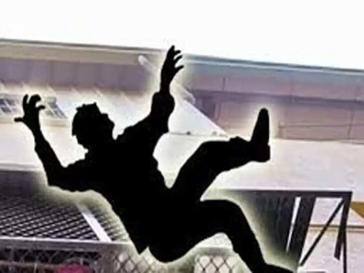 काम करते समय श्रमिक फैक्ट्री से नीचे गिरा, मौत