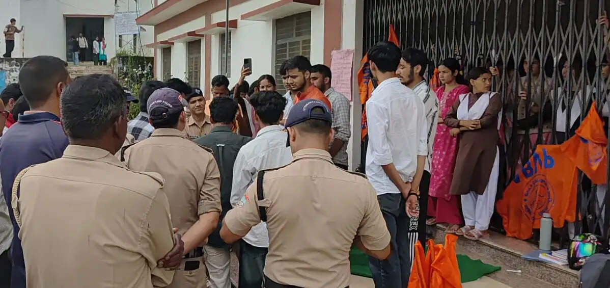 पोखरी महाविद्यालय में चैथे दिन उग्र हुआ छात्र आंदोलन, छात्रों ने की तालाबंदी