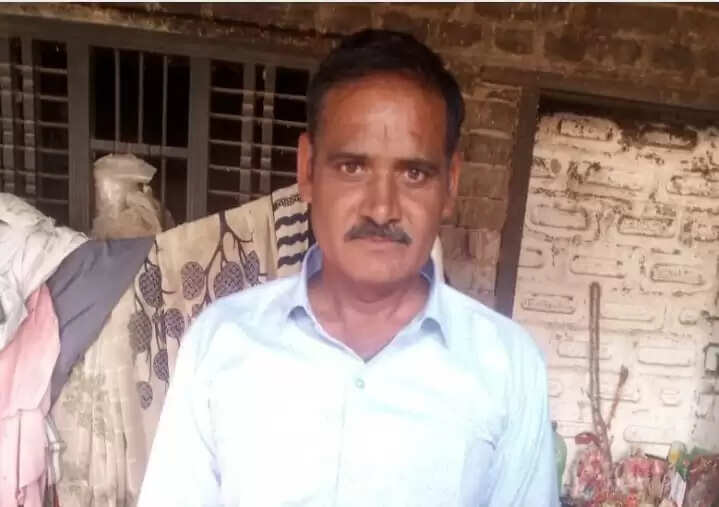 डीसीएम गाड़ी पलटने से गेस्ट हाउस मालिक की दबकर मौत