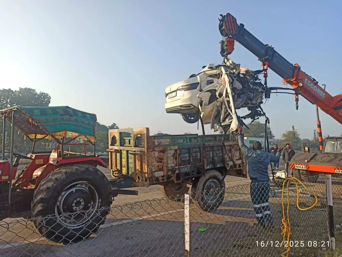 (अपडेट) डिवाइडर से टकराई कार, दो की मौत, स्पीड इतनी तेज थी कि बोनट से उछल कर दूर जा गिरा इंजन