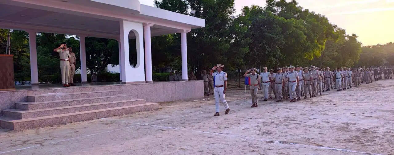 हिसार : एसपी ने ली परेड में सलामी, पुलिस कर्मचारियों के टर्नआउट और अनुशासन का किया निरीक्षण
