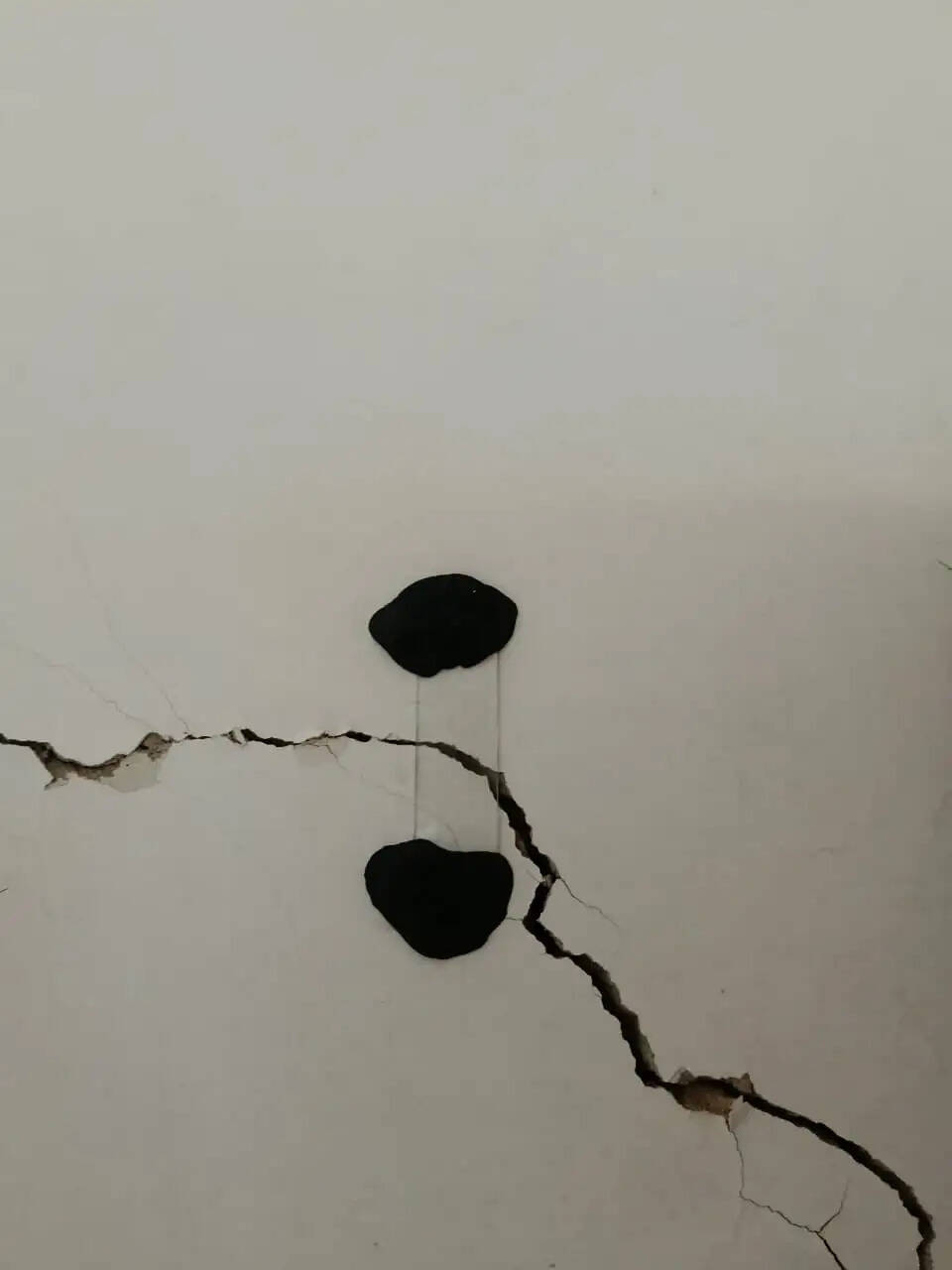 शिमला में फोरलेन टनल निर्माण के बीच कई मकानों में दरारें, प्रशासन ने काम रुकवाया
