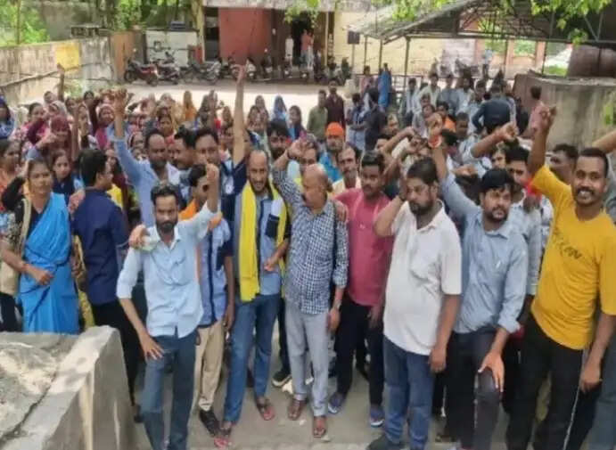 मेडिकल कॉलेज में संविदा सफाई कर्मियों की हड़ताल, वेतन बढ़ोतरी और पीएफ जमा कराने की मांग