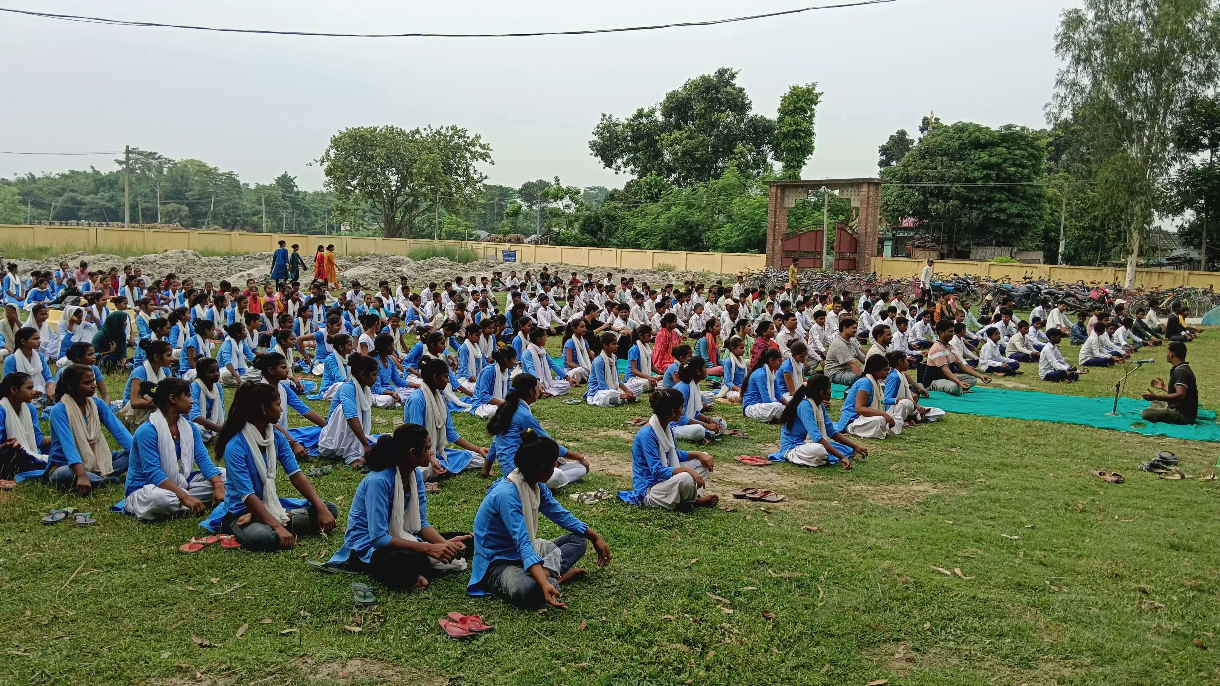 हेल्थ एवं वैलनेस सेंटर जम्हरा द्वारा हाई स्कूल में एक दिवसीय योग शिविर आयोजित