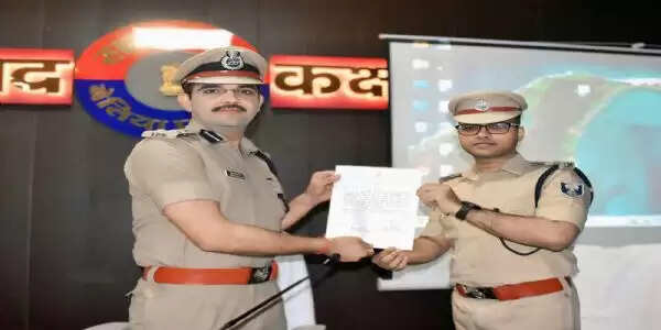 पूर्वी चंपारण जिले में बेस्ट पुलिसिंग के लिए डीआईजी ने एसपी को किया सम्मानित