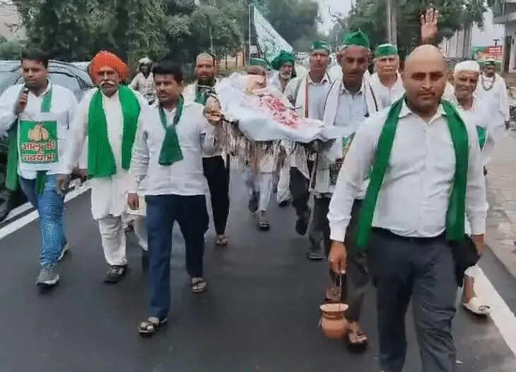 हाथरस में किसानों ने निकाली आलू की शव यात्रा, विधायक को सौंपा ज्ञापन