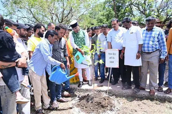 सिंदूर वाटिका में मंत्री सारंग ने लगाया पौधा,&nbsp;बोले- प्रधानमंत्री मोदी ने पर्यावरण संरक्षण को जनभागीदारी से जोड़ा