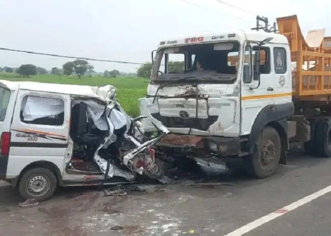 मप्र के धार में गुजरात के श्रद्धालुओं की वैन को ट्रॉले ने मारी टक्कर, 6 की मौत