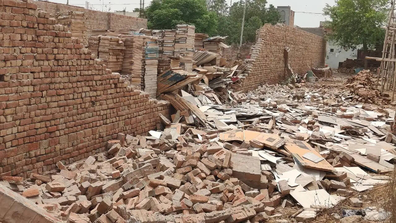 सिरसा: निर्माणाधीन गोदाम की दीवार गिरने से महिला की मौत, चार घायल