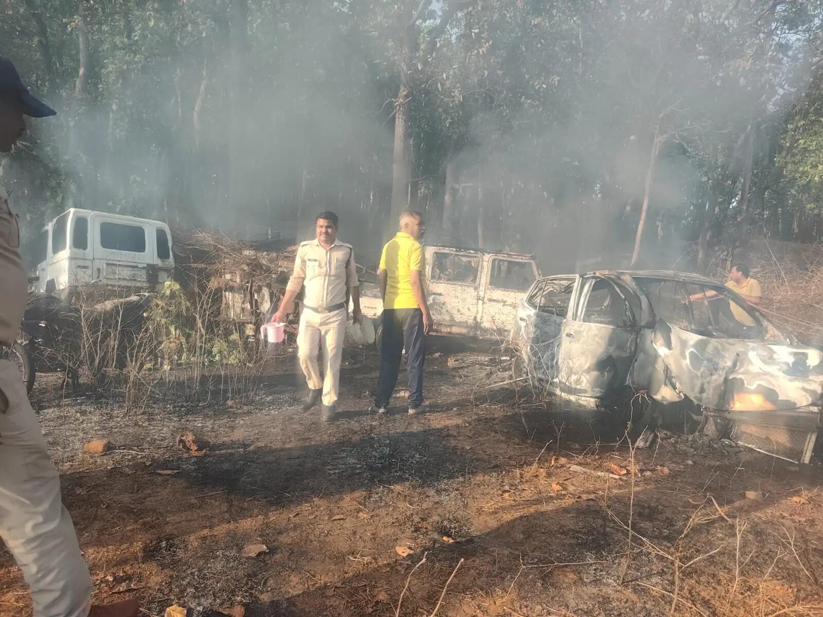 अनूपपुर: जंगल की आग से अमरकंटक थाना परिसर खड़े 2 ट्रक, 2 चारपहिया वाहन एवं 6 बाइकें जलीं