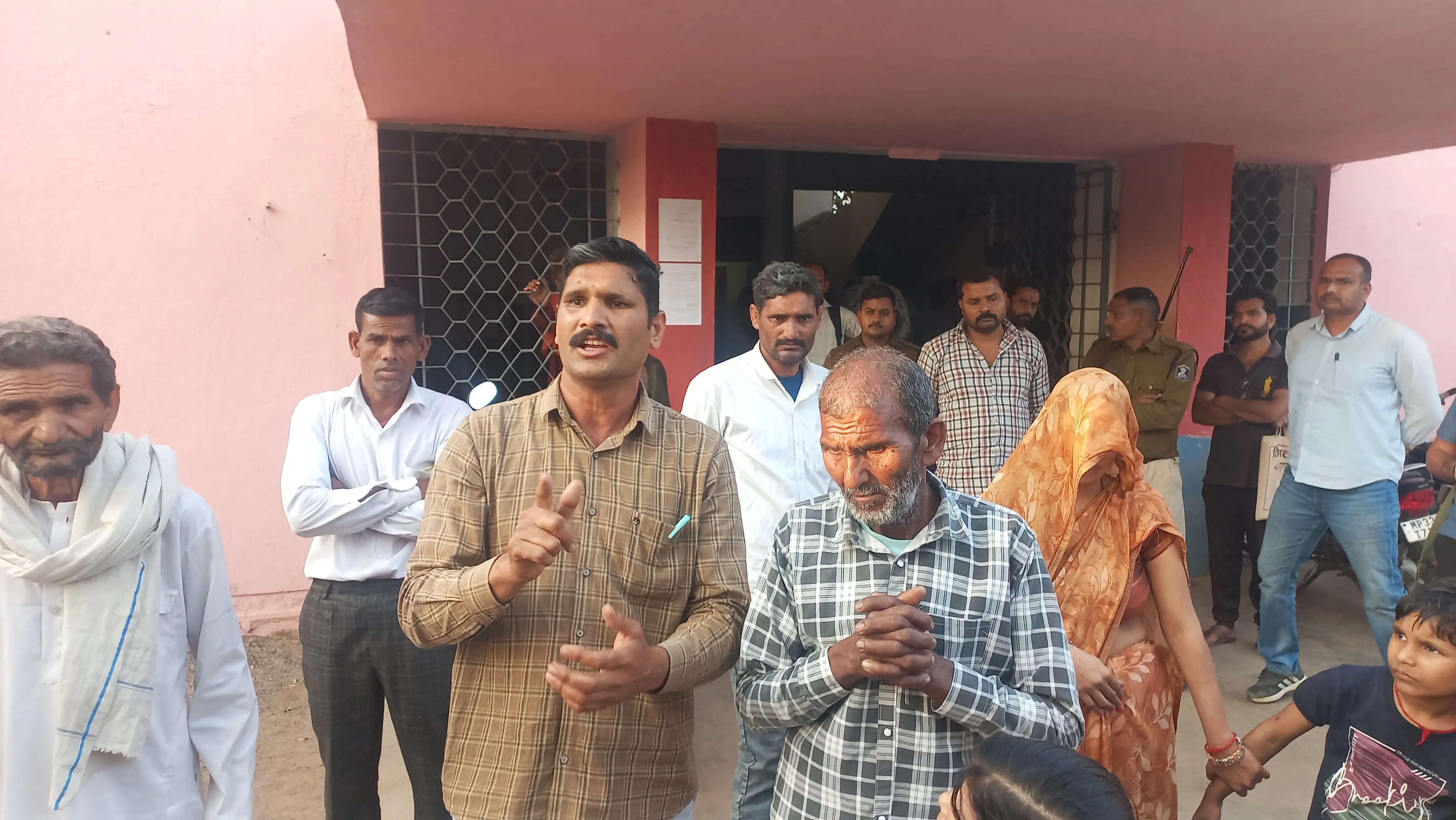 शिवपुरीः करैरा तहसील में आत्मदाह का प्रयास, जमीन बंटवारे को लेकर हंगामा