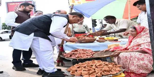 मुख्यमंत्री विष्णु देव साय&nbsp;ने&nbsp;मीरा के पसरे से खरीदा ‘आशीर्वाद का दीया’