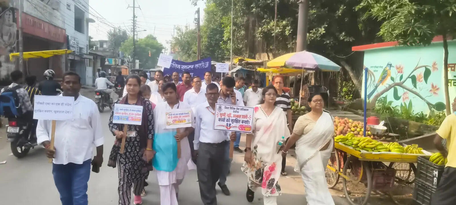 देवरिया : पॉक्सो अधिनियम की जागरूकता के लिए निकाली प्रभात फेरी