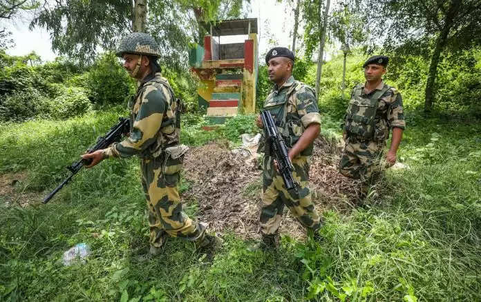 कृषि भूमि के नीचे सीमा पार सुरंग का संदेह होने के बाद सुरक्षाकर्मियों ने चलाया तलाशी अभियान