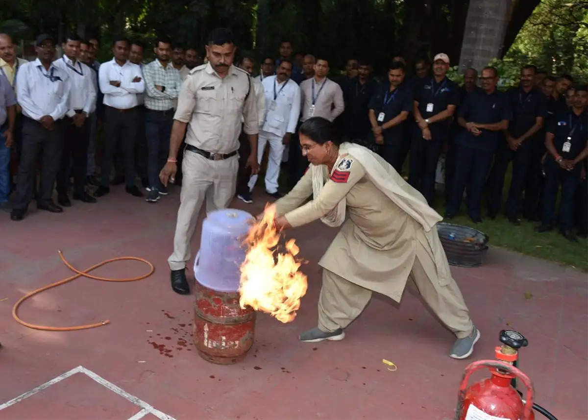 रायपुर: राजभवन के अधिकारियों और कर्मचारियों को दिया अग्नि दुर्घटना से बचाव का प्रशिक्षण