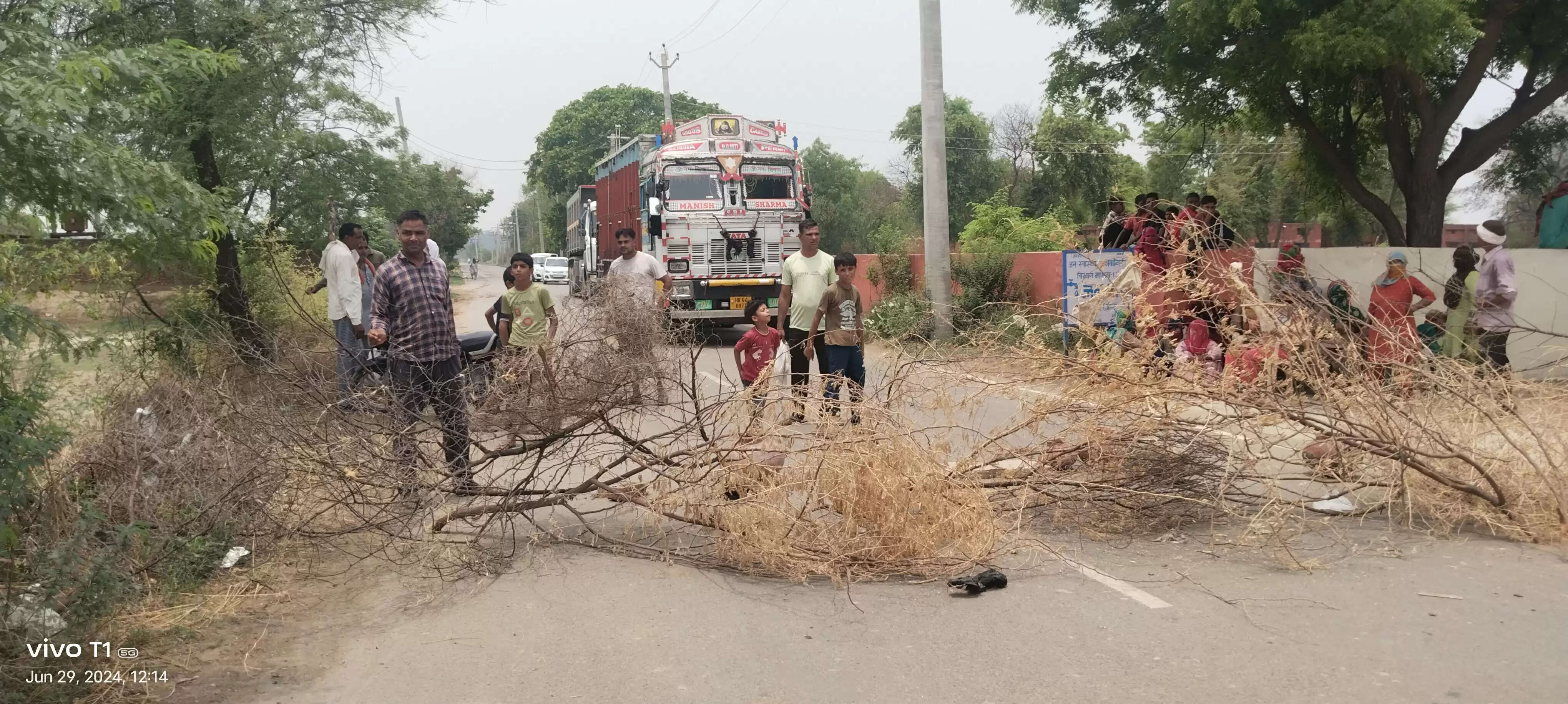 जींद : पेयजल किल्लत को लेकर ग्रामीणों ने नगूरां-उचाना रोड पर लगाया जाम