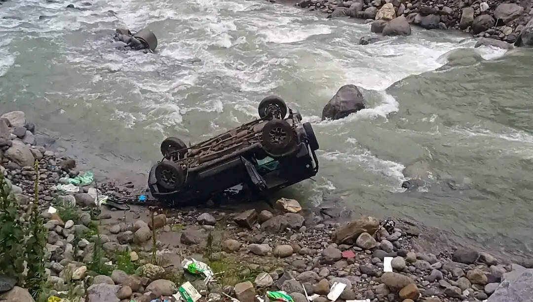 मनाली में मनालसु नाले में गिरी जिम्नी, दो युवकों की मौत, तीन घायल