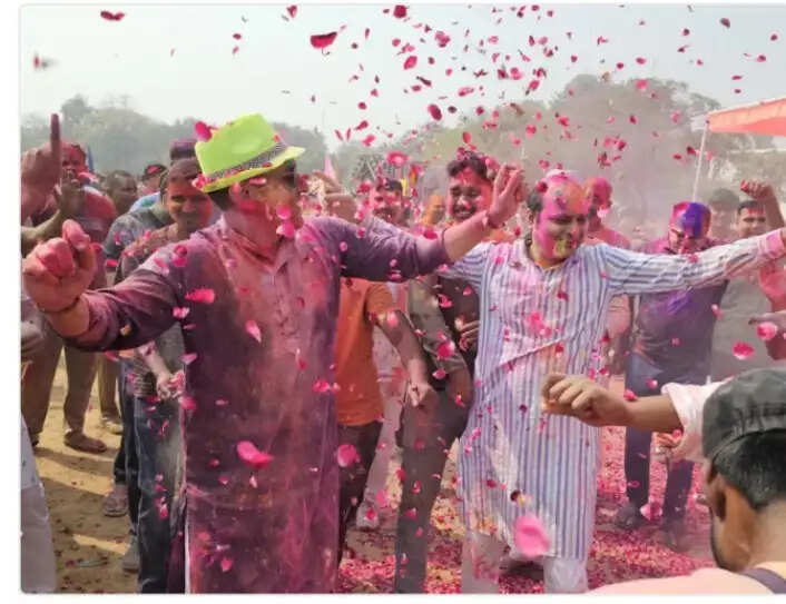 प्रतापगढ़ पुलिस लाइन में होली मिलन कार्यक्रम, डीएम-एसपी ने खेली होली