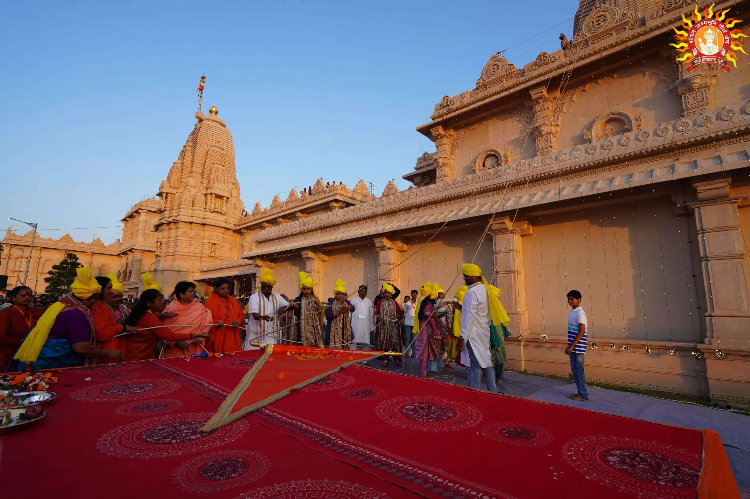 (अपडेट) रामजन्मभूमि में साध्वी ऋतंभरा ने किया मां भगवती मंदिर के शिखर पर ध्वजारोहण