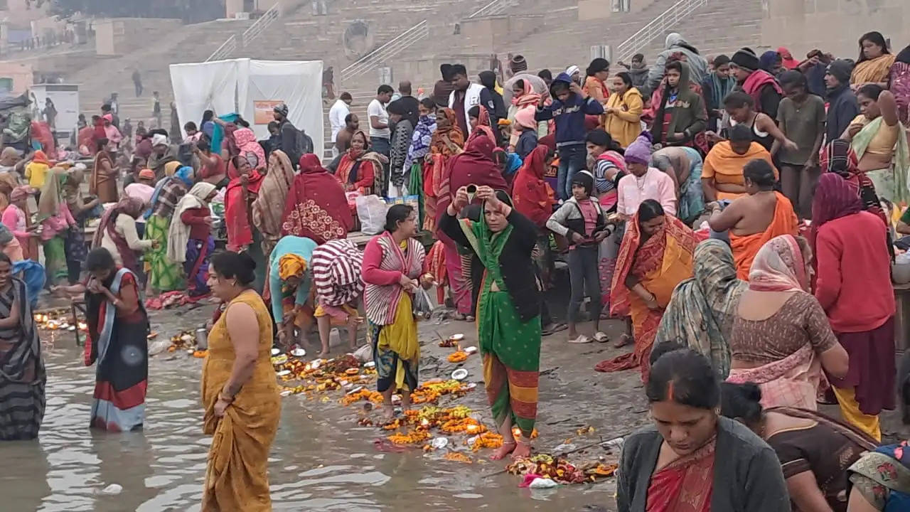 मकर संक्रांति पर्व पर काशी में लाखों श्रद्धालुओं ने पतित पावनी गंगा में आस्था की डुबकी लगाई