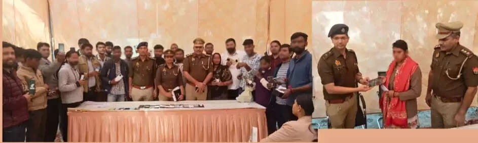 नोएडा पुलिस ने चोरी और गुमशुदा हुए 101 मोबाइल फोन बरामद कर उनके असली मालिकों को सोपा
