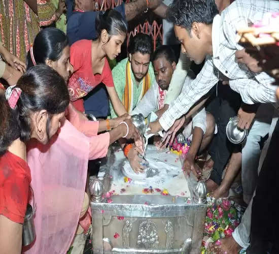 सावन शिवरात्रि पर शिवालयों में जलाभिषेक काे उमड़ी भक्तों की भीड़