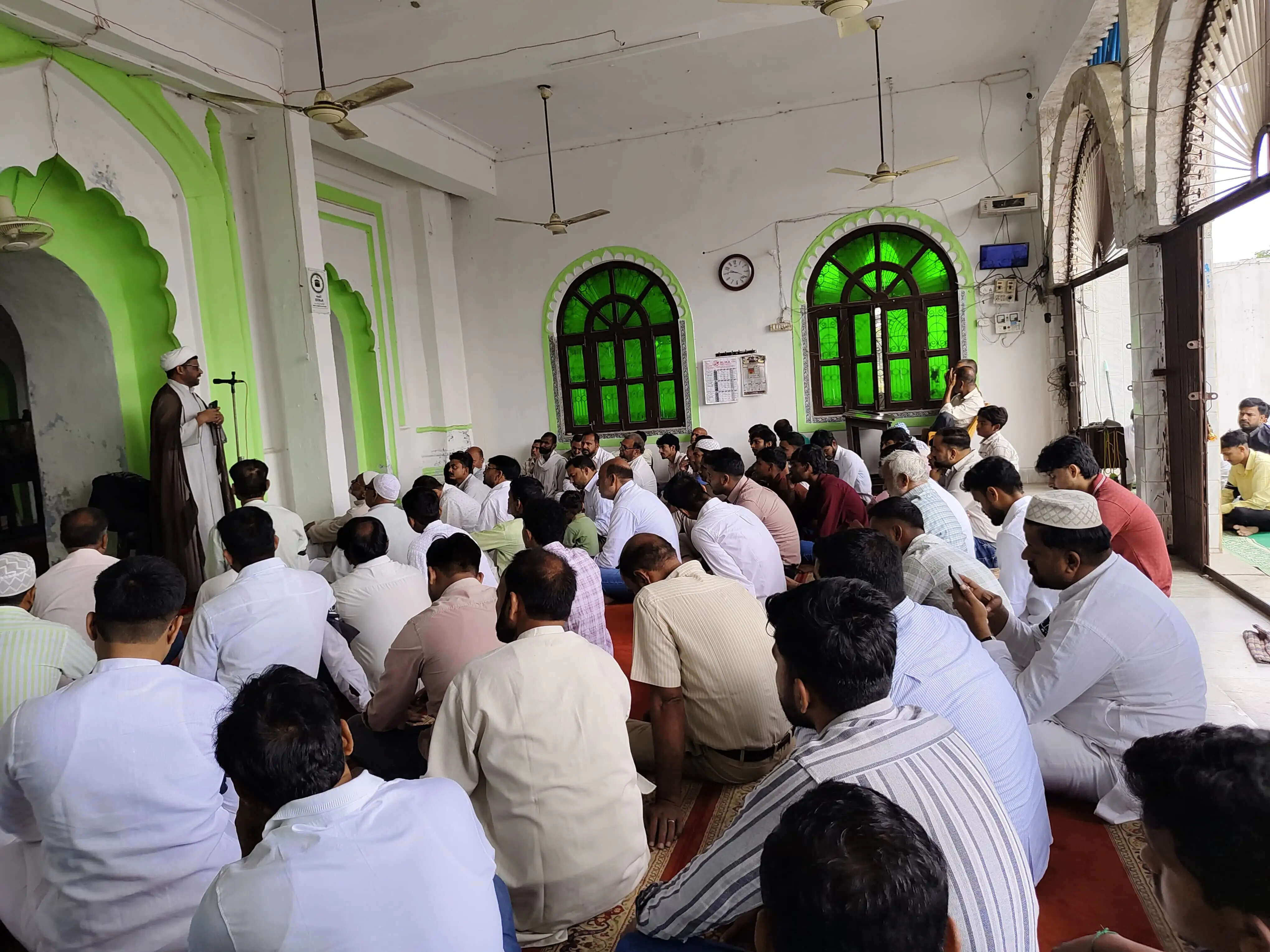 अमेठी में काली पट्टी बांधकर अदा की गईं ईद की नमाज