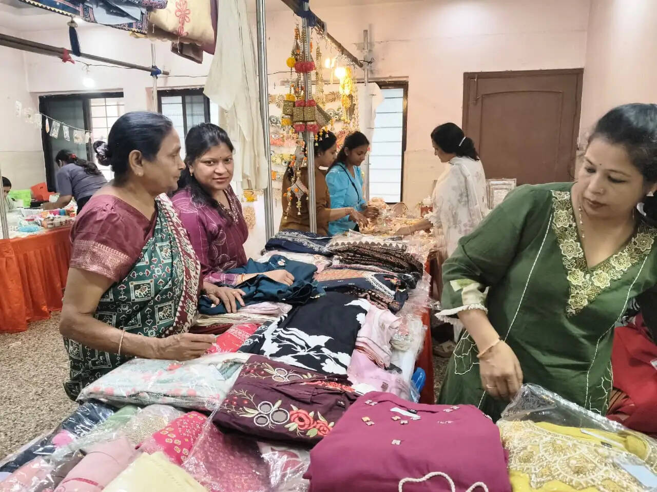 सृजन स्पार्कल मेले में दूसरे दिन भी जमकर हुई खरीदारी