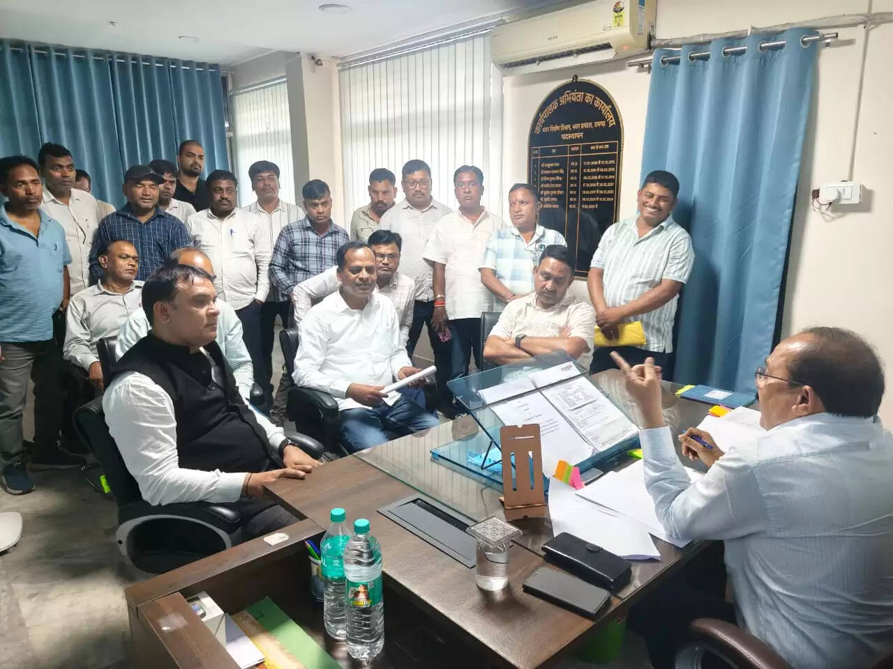 कटौती के विरोध में कार्यपालक अभियंता से मिला संवेदक संघ