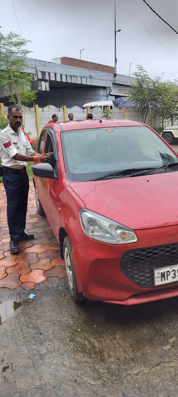 राजगढ़ः सड़क पर कार लहराई तो यातायात पुलिस ने रोका, नशे में निकला चालक