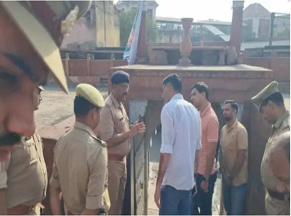 आगरा के मस्जिद में मांस का थैला रख माहाैल बिगाड़ने की साजिश बेनकाब, नजरूद्दीन गिरफ्तार