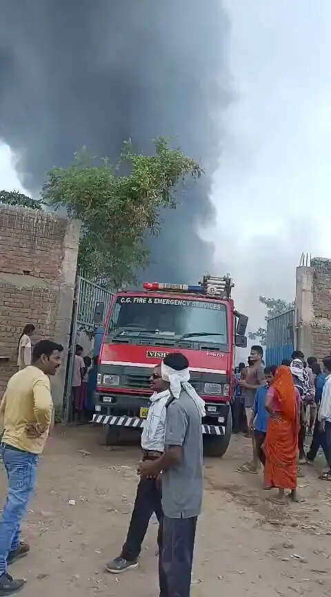 बर्तन गोदाम में भीषण आग, लाखों का सामान जलकर खाक