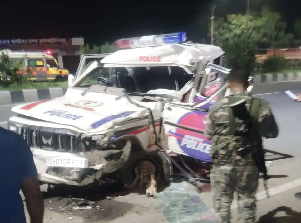 पुलिस वाहन दुर्घटनाग्रस्त, एक जवान की मौत