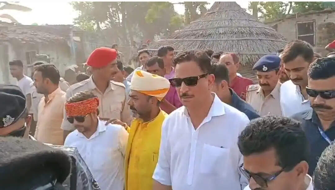 पट्टी शीतल कांड के परिजनों से मिले सांसद रूडी