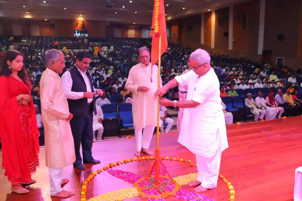 भगवा ध्वज को रक्षा सूत्र बांधकर धर्म की रक्षा का लें संकल्प : डॉ. कृष्ण गोपाल