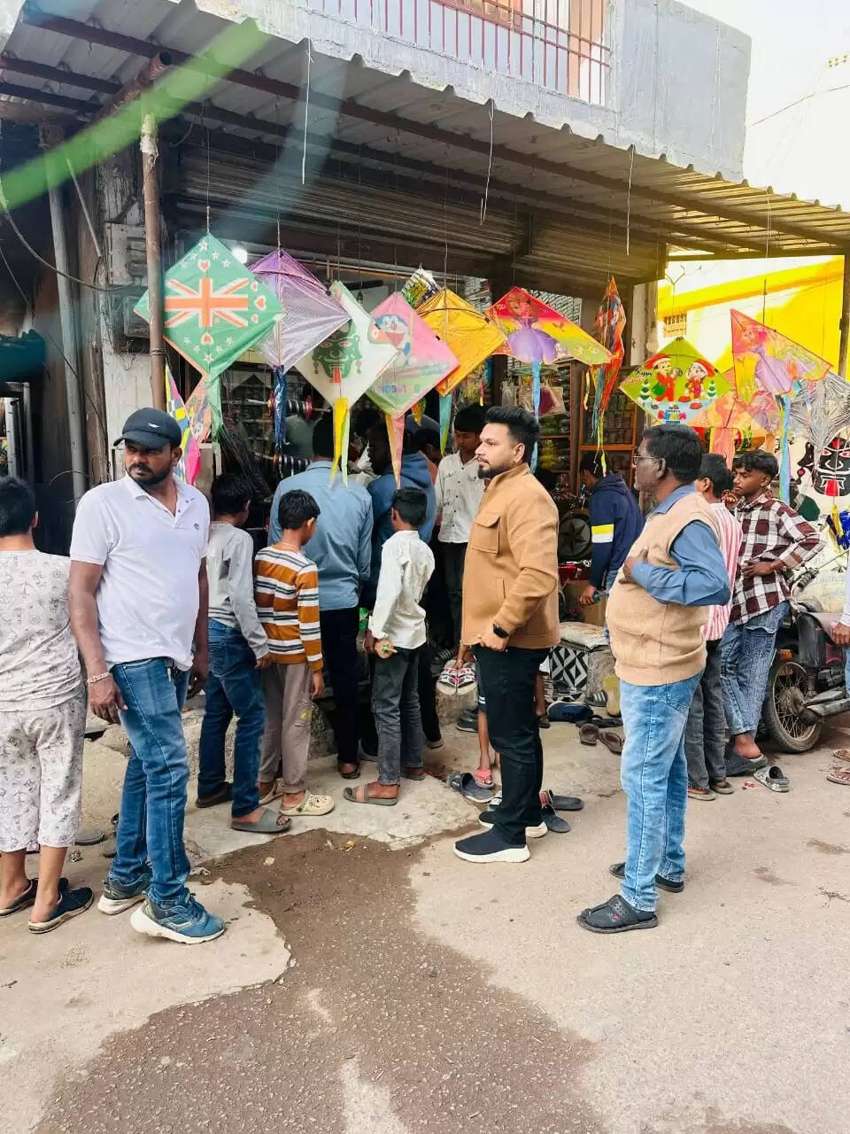 धमतरी : शहर की पतंग दुकानों में चाइनीज मांझा ढूंढने निकली निगम टीम