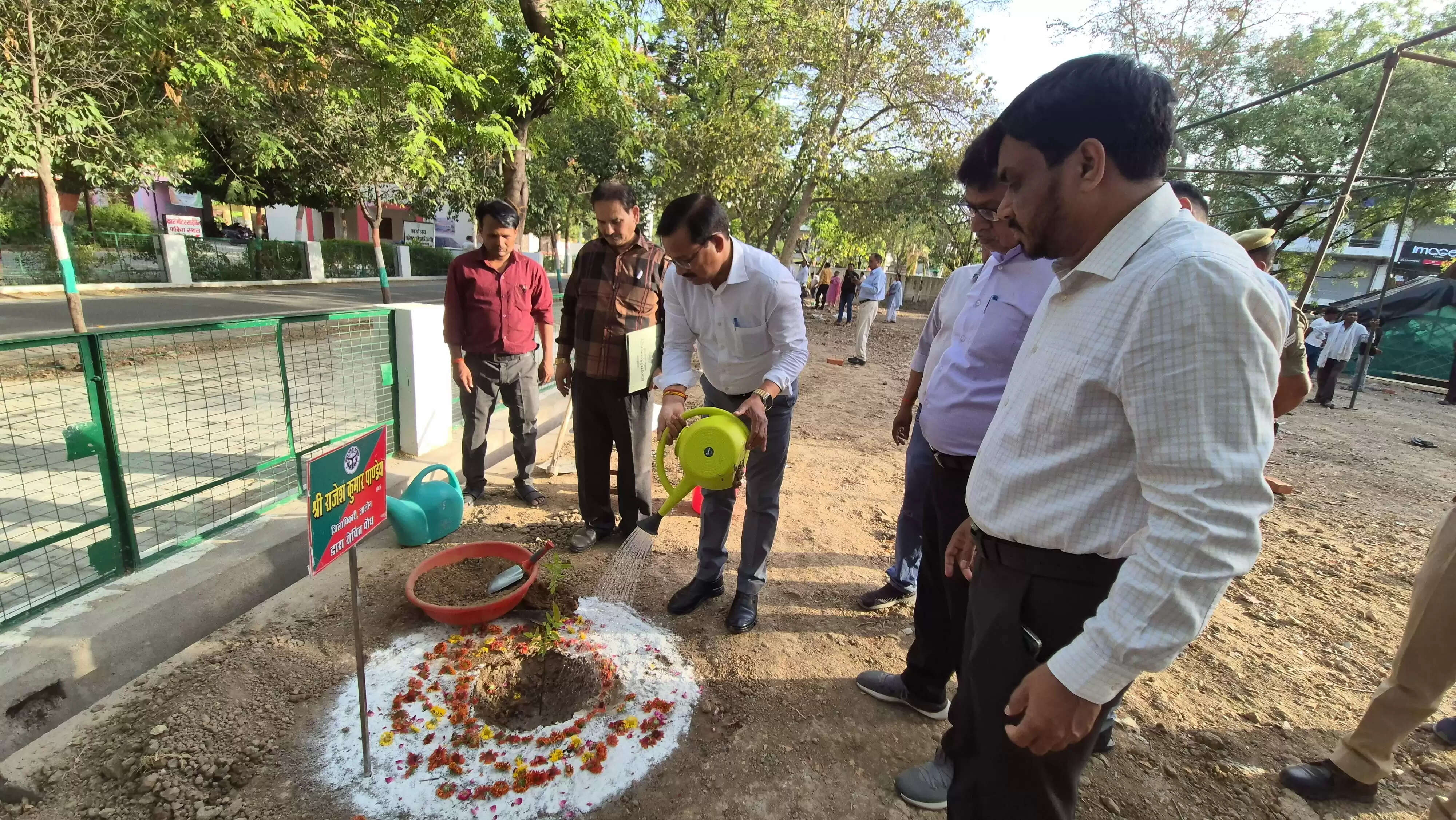 वर्ल्ड अर्थ डे पर जिलाधिकारी राजेश कुमार पांडे ने लगाए पौधे, दिया पर्यावरण संरक्षण का संदेश