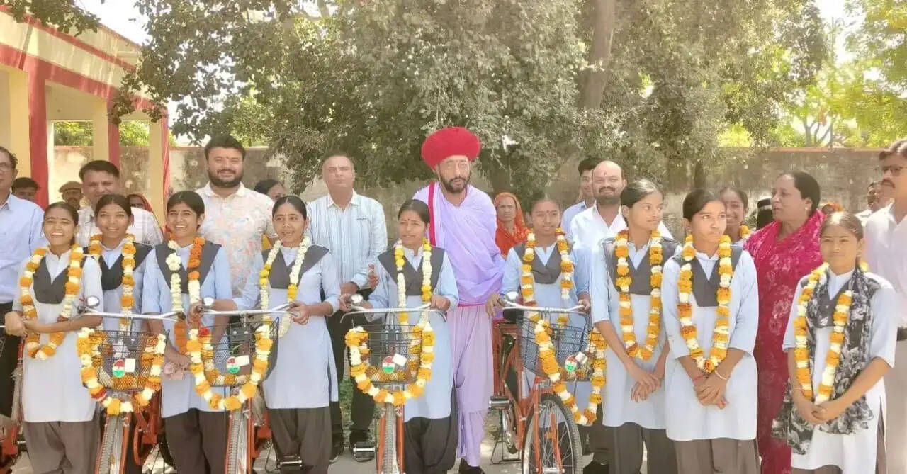 राज्यमंत्री ने किया 9वीं की छात्राओं को नि:शुल्क साइकिल वितरण
