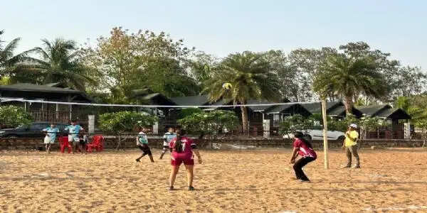 गंगरेल की रेत पर वाॅलीबाल स्पर्धा आयाेजित, युवाओं में दिखा उत्साह