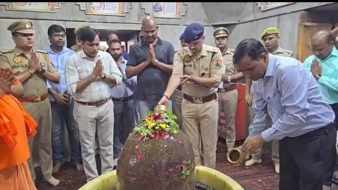 औरैया : श्रावण के प्रथम सोमवार की तैयारी का जायजा लेने जिलाधिकारी-एसपी देवकली मंदिर में पहुंचे, जलाभिषेक कर लिया आशीर्वाद
