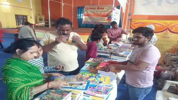 खरगोनः पुस्तक मेले में अंतिम दिन भी बड़ी संख्या में पहुंचे विद्यार्थी एवं अभिभावक