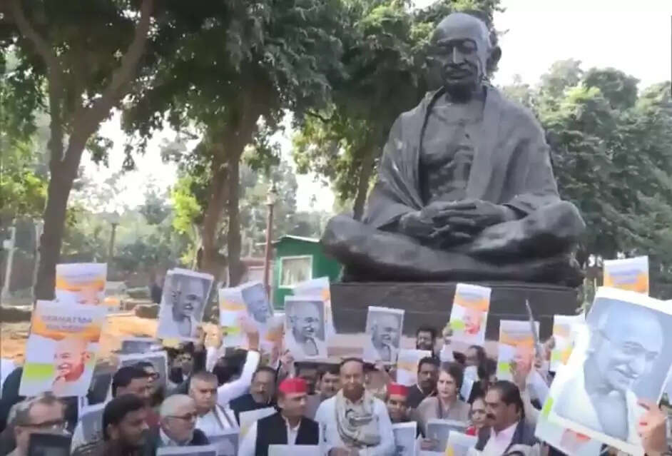 मनरेगा की जगह नई योजना के विरोध में इंडी गठबंधन के सांसदों ने किया संसद भवन परिसर में प्रदर्शन