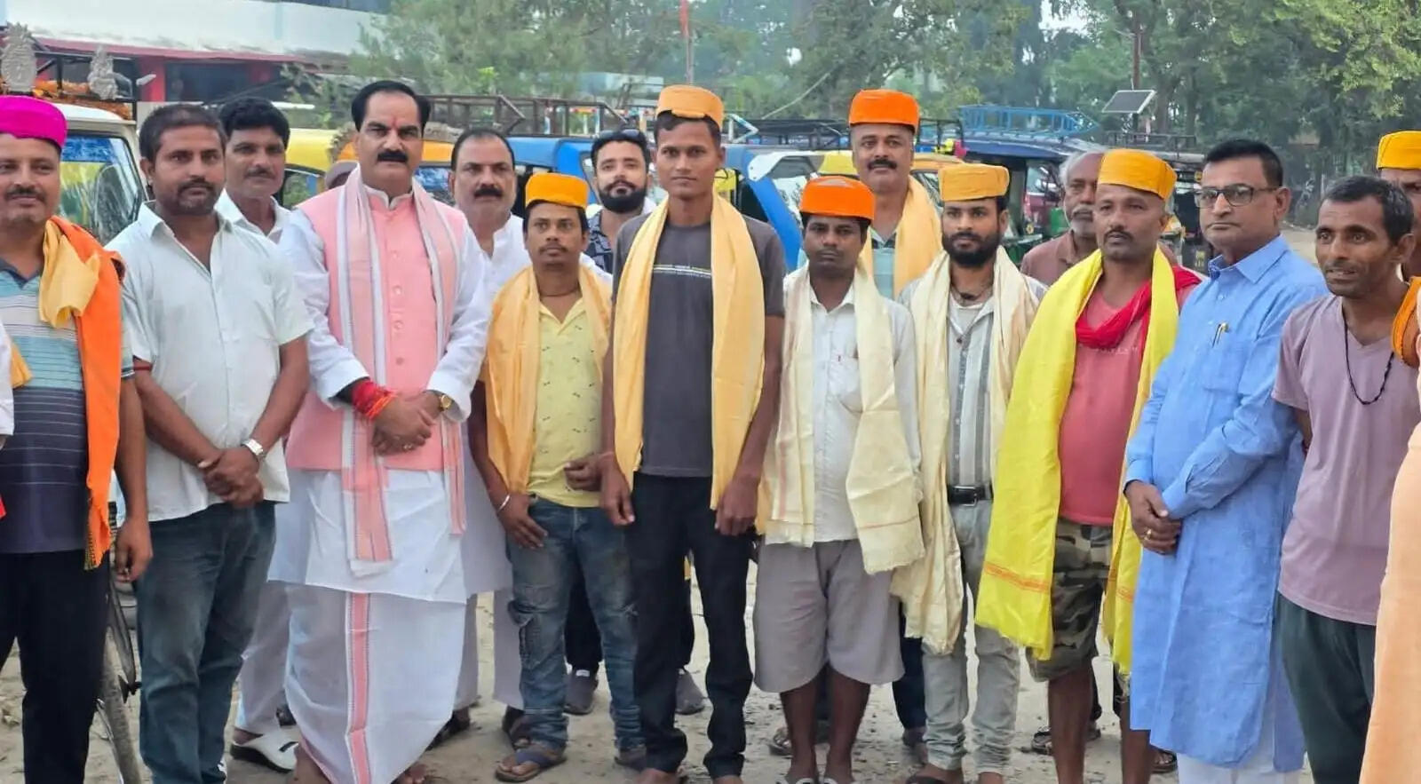 लहेरियासराय स्टेशन पर सांसद ने चलाया स्वच्छता अभियान, श्रमवीरों को किया सम्मानित
