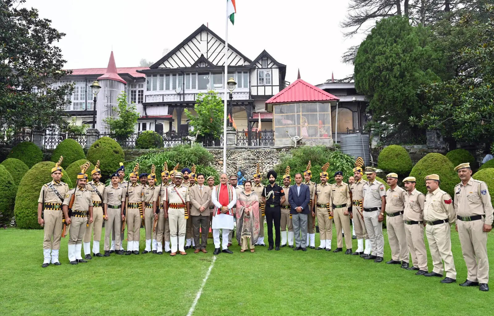 लोक भवन में राज्यपाल ने फहराया तिरंगा, युवाओं से नशामुक्त हिमाचल अभियान से जुड़ने का आह्वान