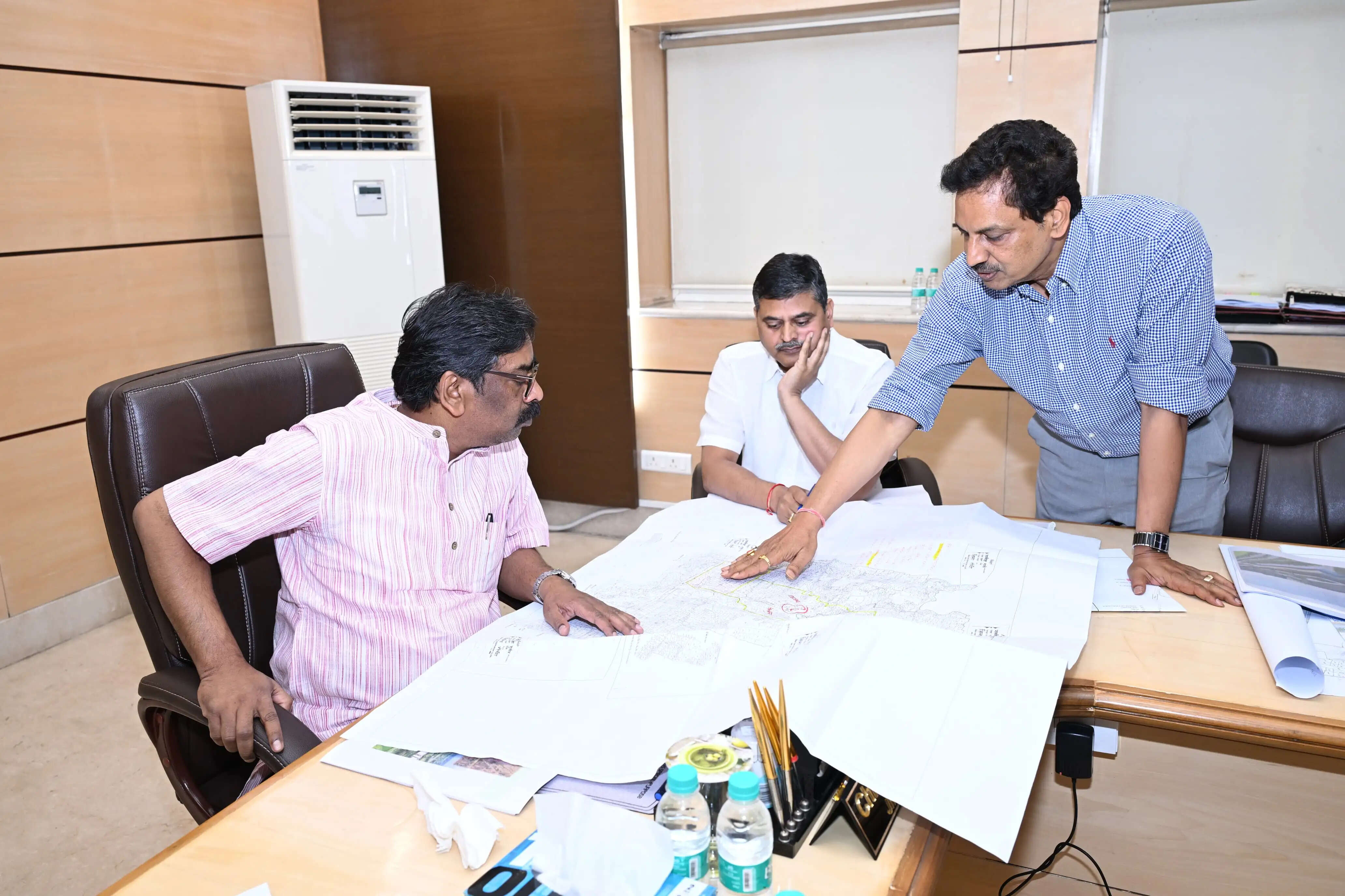 मुख्यमंत्री ने स्वास्थ्य विभाग और भवन निर्माण विभाग के अधिकारियों के साथ की बैठक, दिये निर्देश