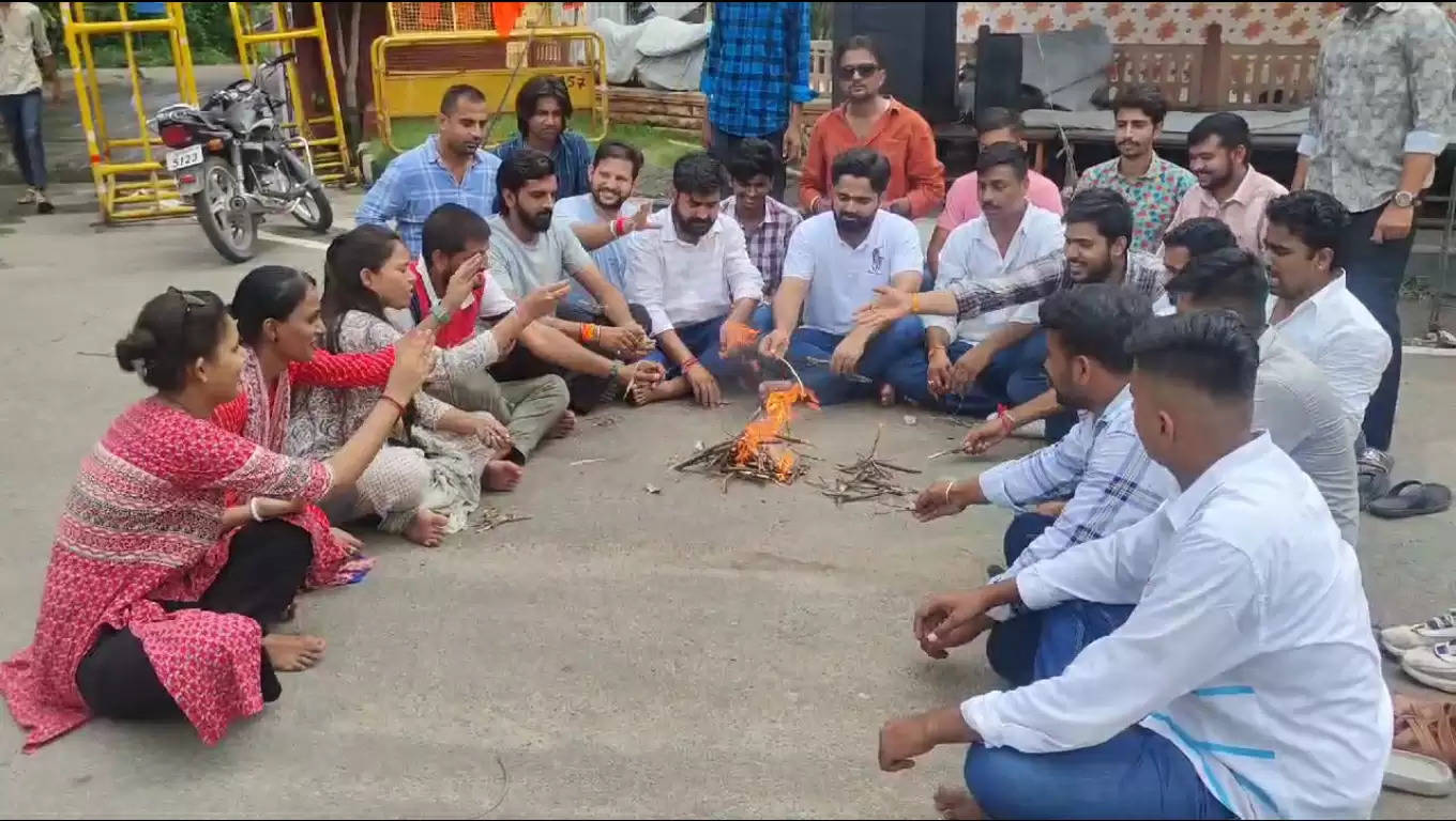 एनएसयूआई कार्यकर्ताआें की भूख हड़ताल जारी, एबीवीपी ने किया सद्बुद्धि यज्ञ