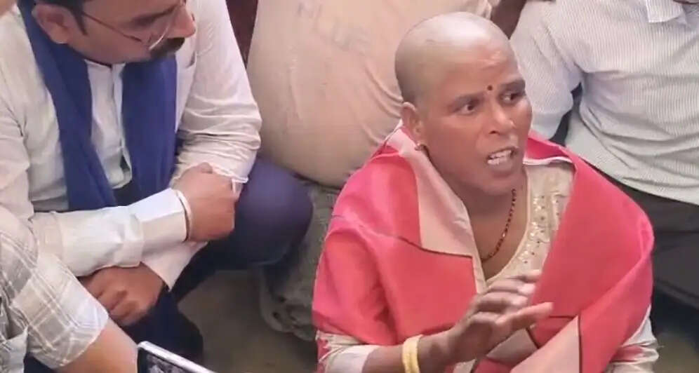 महिला पार्षद ने कराया मुंडन, विकास कार्यों में अनदेखी का आरोप