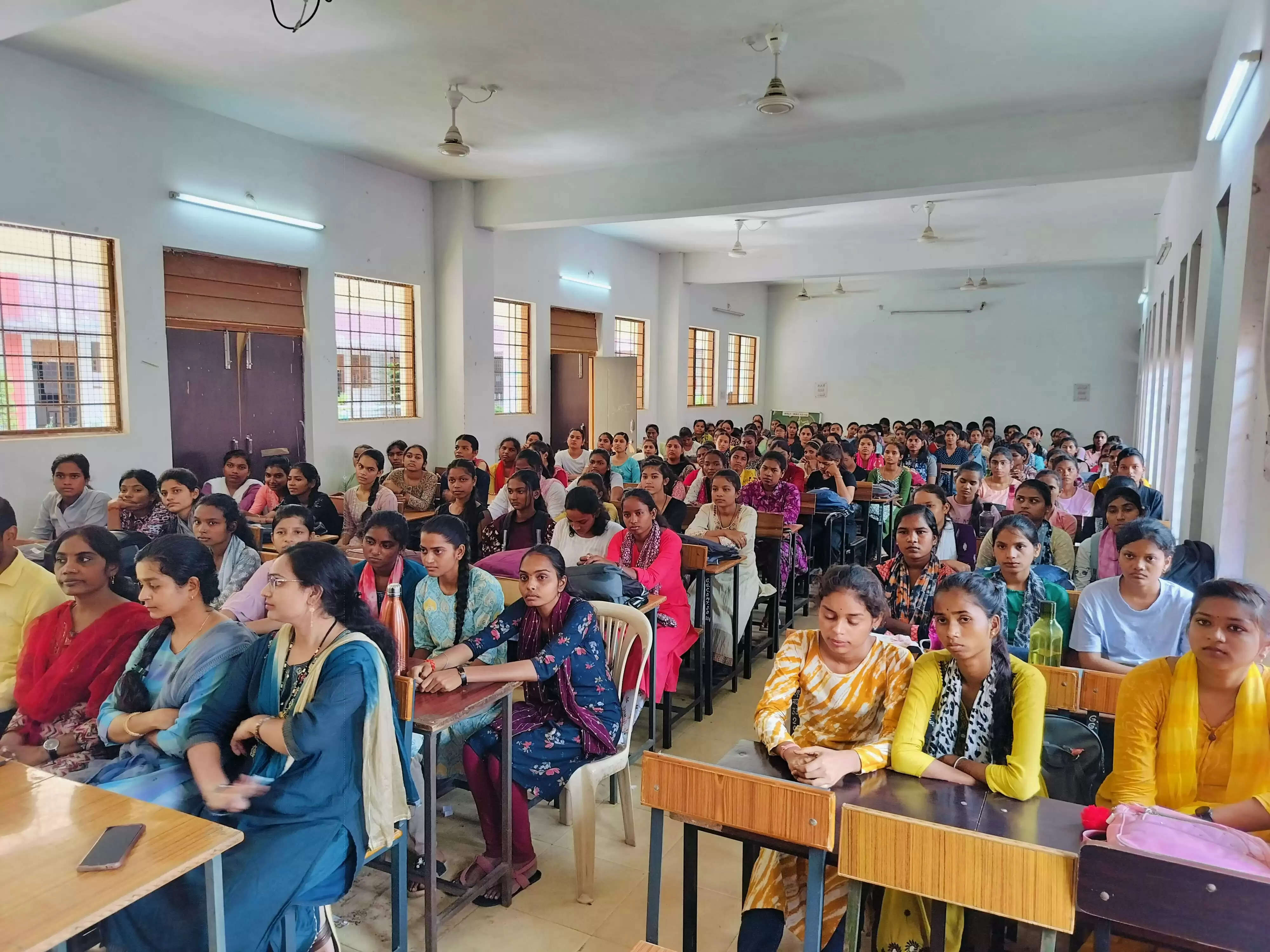 शारीरिक मानसिक और भावनात्मक उत्पीड़न का कारण बनती है रैगिंग